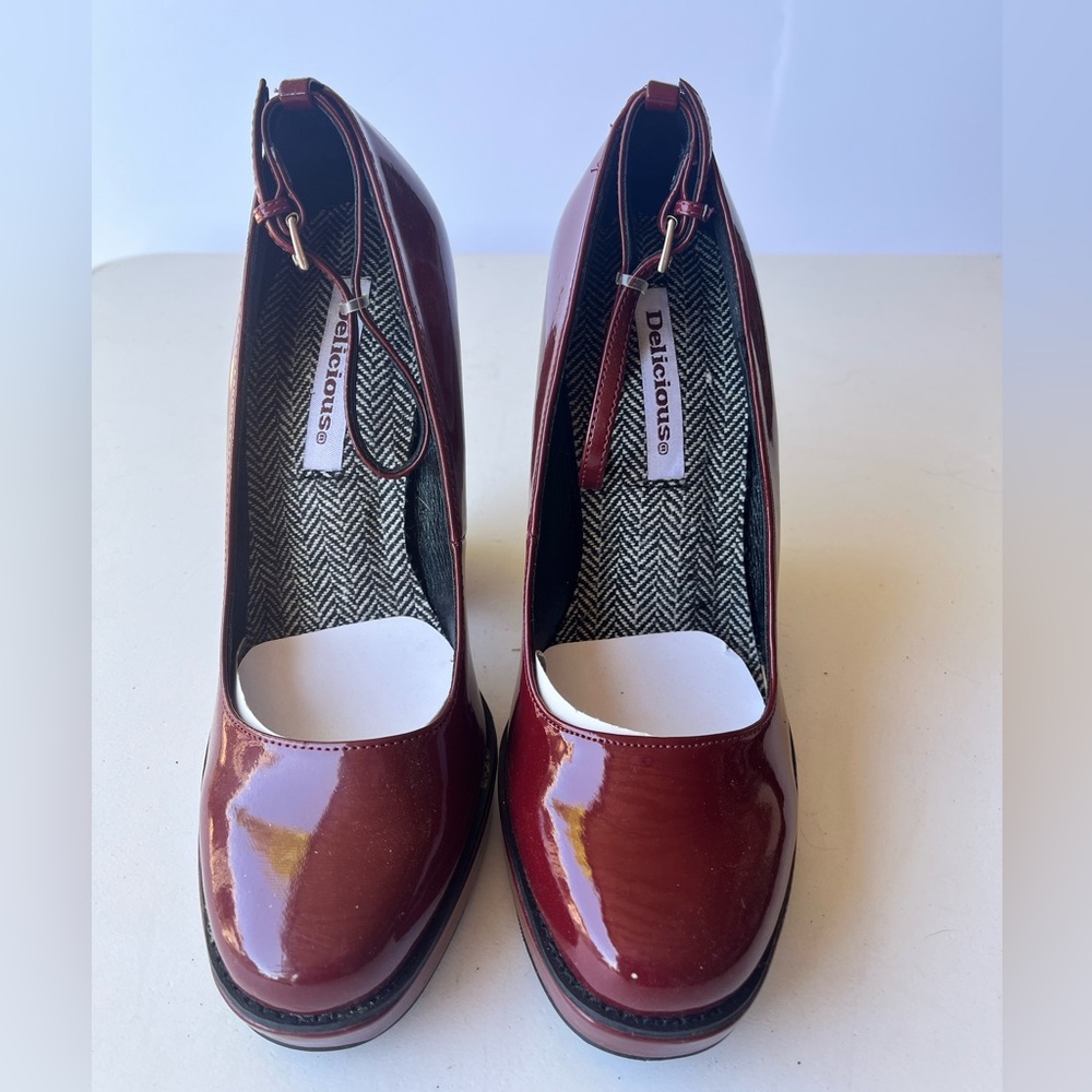 Never worn! Size 7M Delicious brand